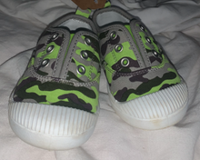 Load image into Gallery viewer, Camo Shoes
